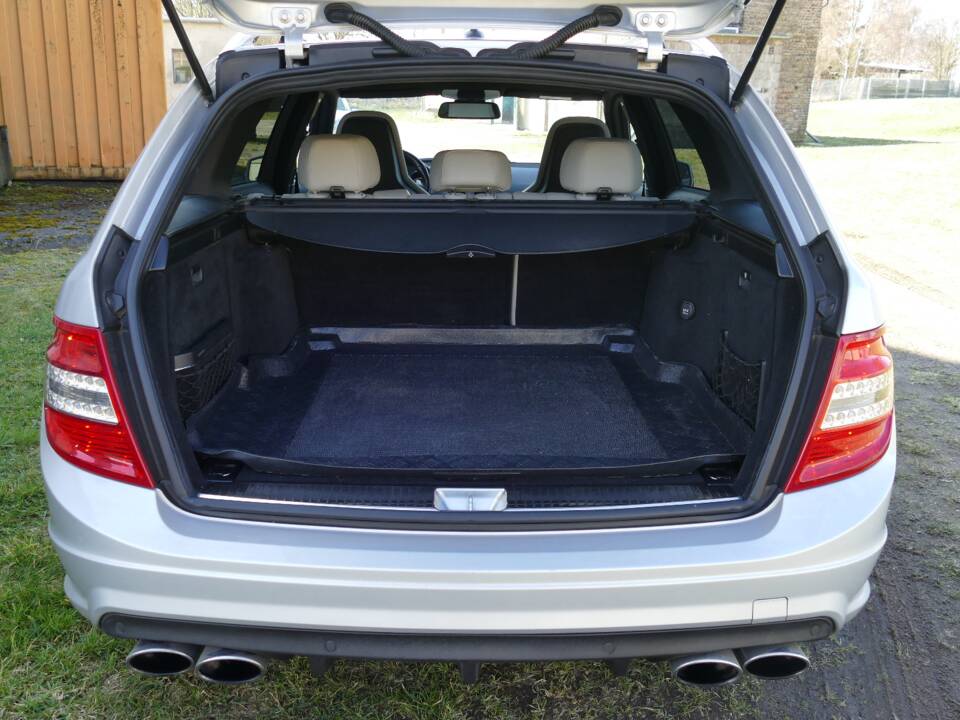 Imagen 17/18 de Mercedes-Benz C 63 AMG T (2010)