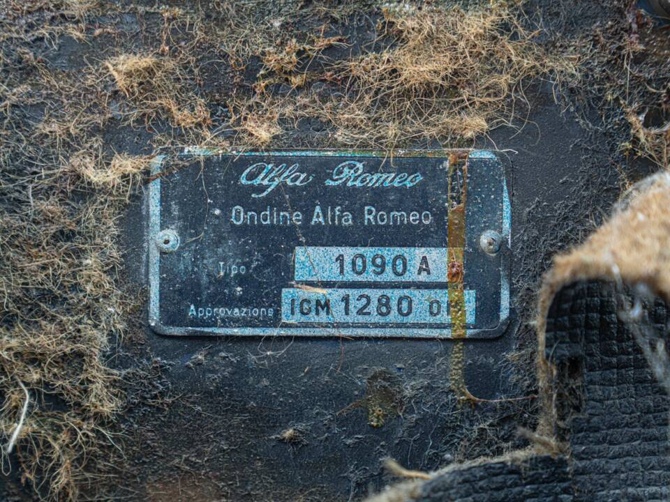 Image 30/42 of Renault Ondine (1962)
