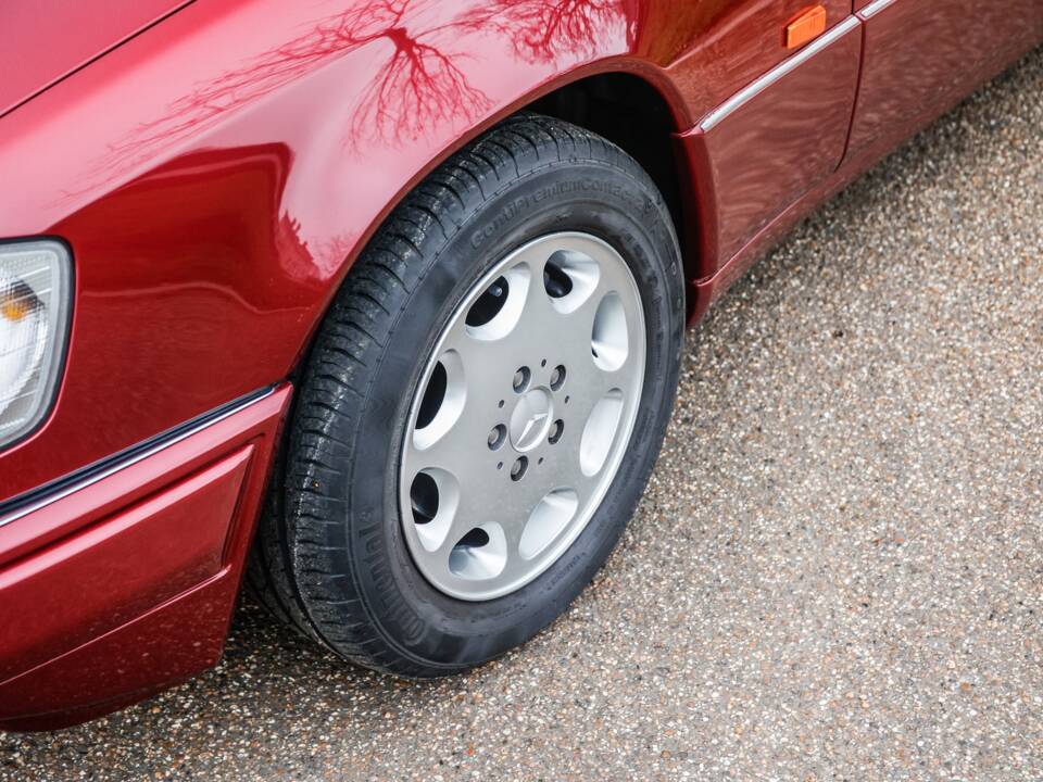 Immagine 19/47 di Mercedes-Benz E 220 (1995)