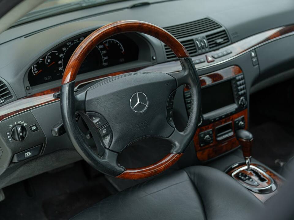 Image 22/50 of Mercedes-Benz S 500 (2007)