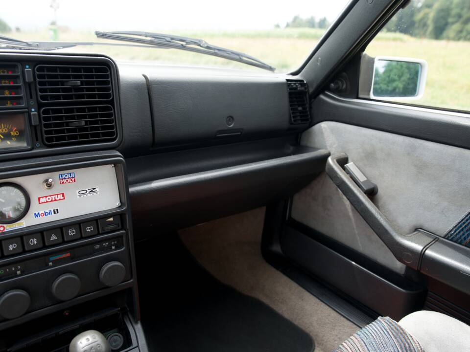 Image 40/47 of Lancia Delta HF Integrale (1988)