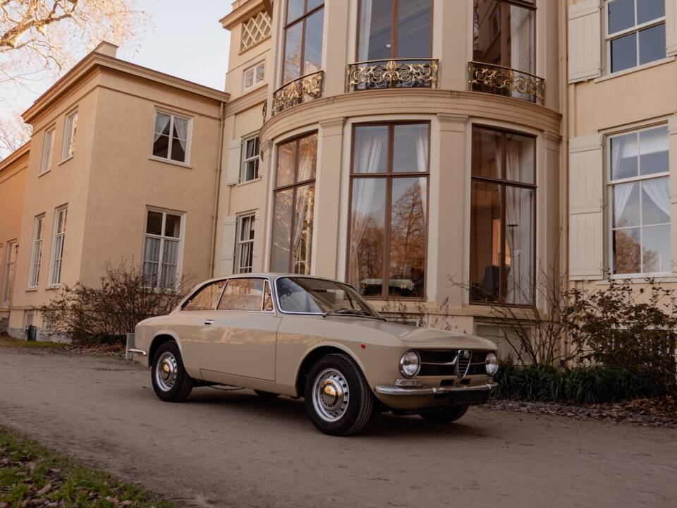 Image 1/54 of Alfa Romeo Giulia GT 1300 Junior (1972)