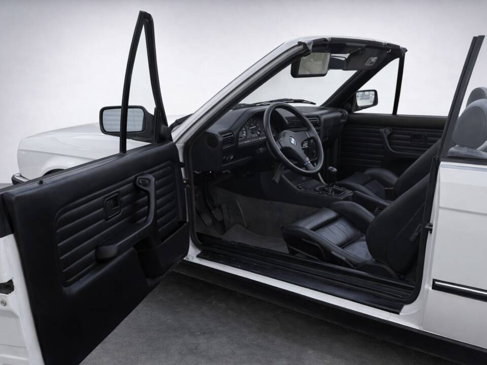 Image 8/29 of BMW 320i (1988)