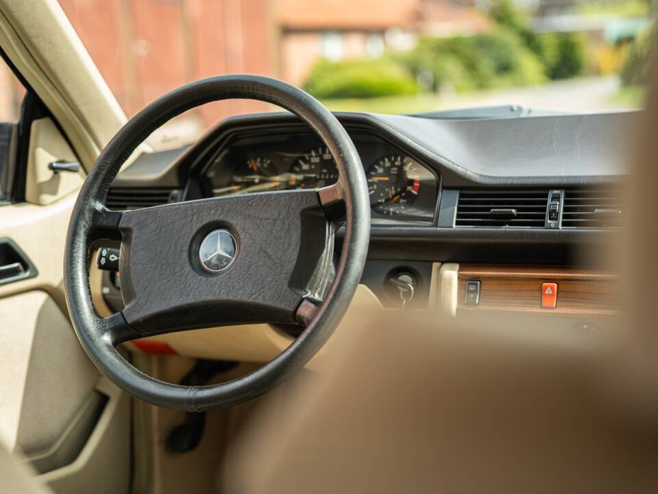 Afbeelding 33/63 van Mercedes-Benz 230 CE (1988)