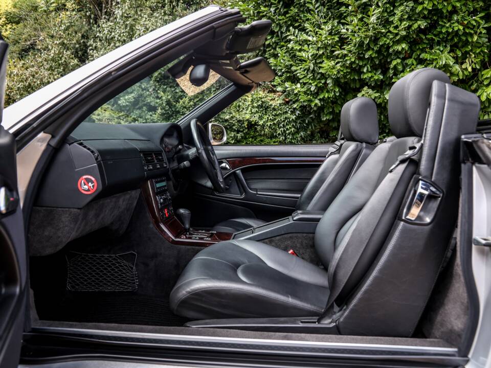 Image 26/43 of Mercedes-Benz SL 280 (2002)