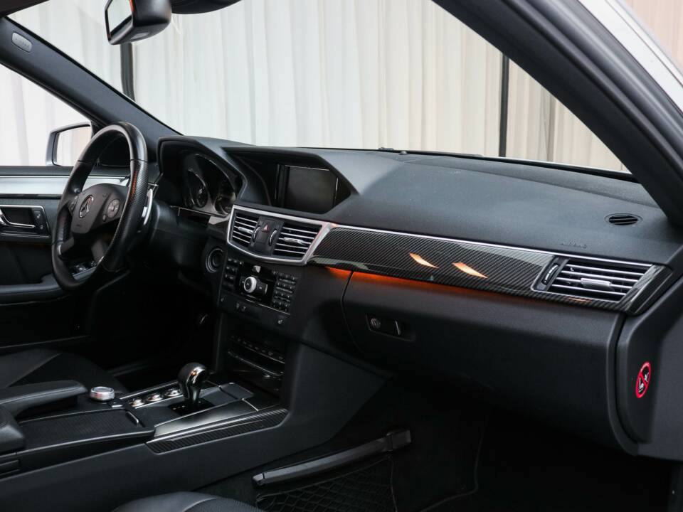 Bild 8/19 von Mercedes-Benz E 63 AMG (2009)