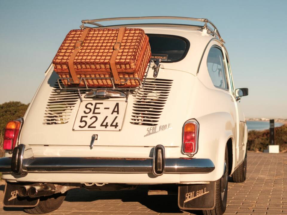 Image 6/8 of SEAT 600 E (1972)