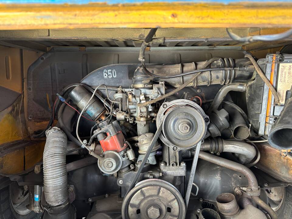 Image 8/12 of Volkswagen T2b panel van (1976)