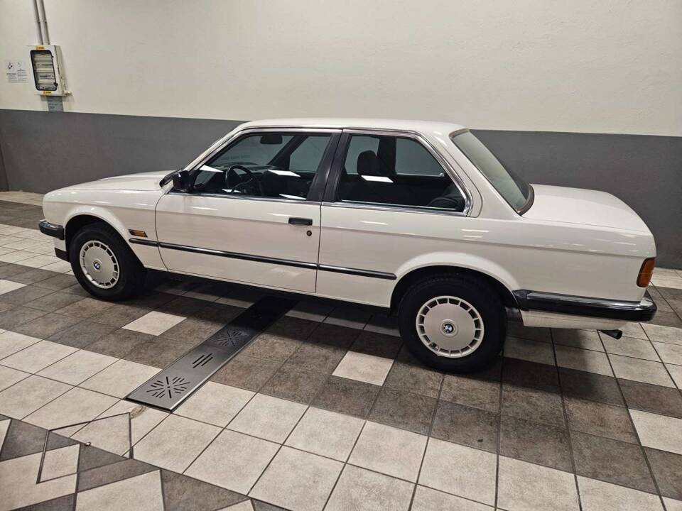 Image 5/12 of BMW 320i (1987)