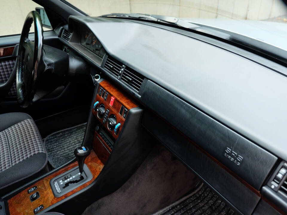 Image 24/75 of Mercedes-Benz E 280 T (1994)