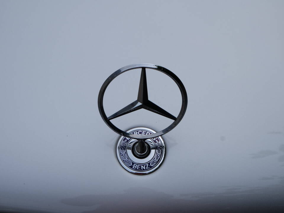 Image 44/75 of Mercedes-Benz E 280 T (1994)