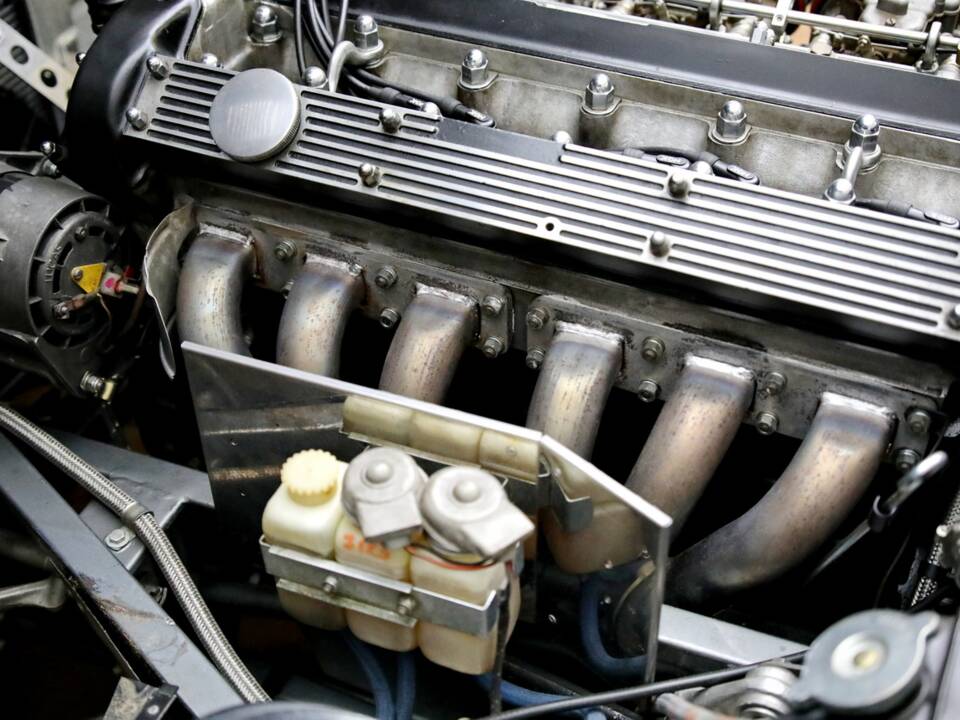 Image 17/17 de Jaguar E-Type (1970)