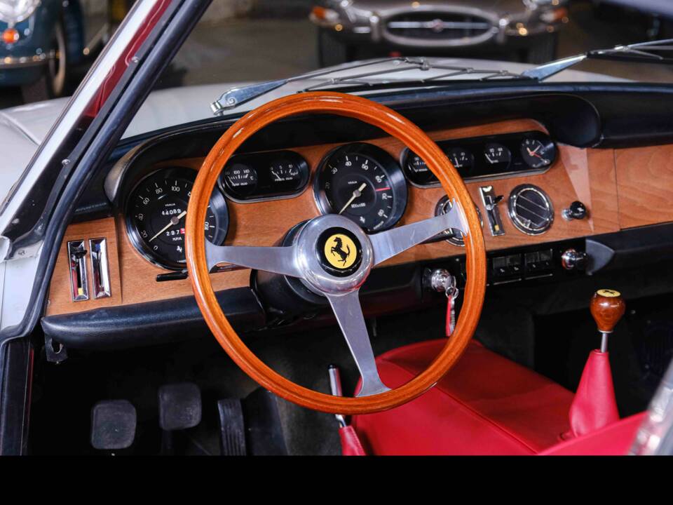 Image 21/36 of Ferrari 330 GT 2+2 (1964)