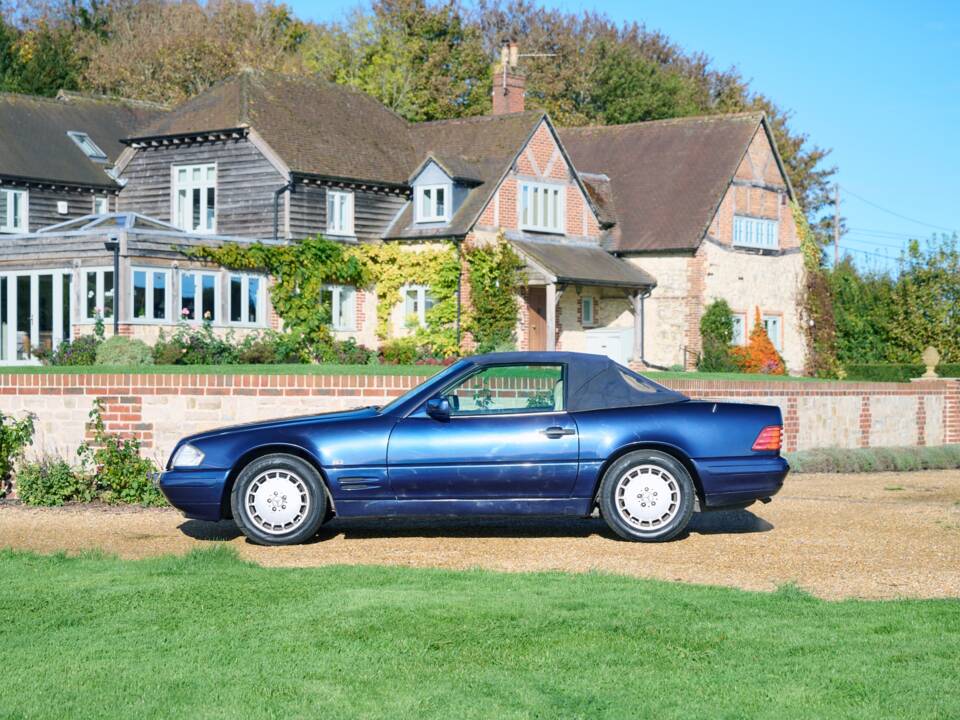 Image 32/50 of Mercedes-Benz SL 280 (1996)