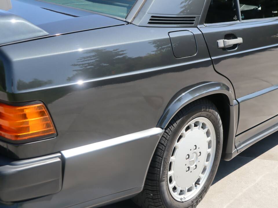 Immagine 49/50 di Mercedes-Benz 190 E 2.3-16 (1986)