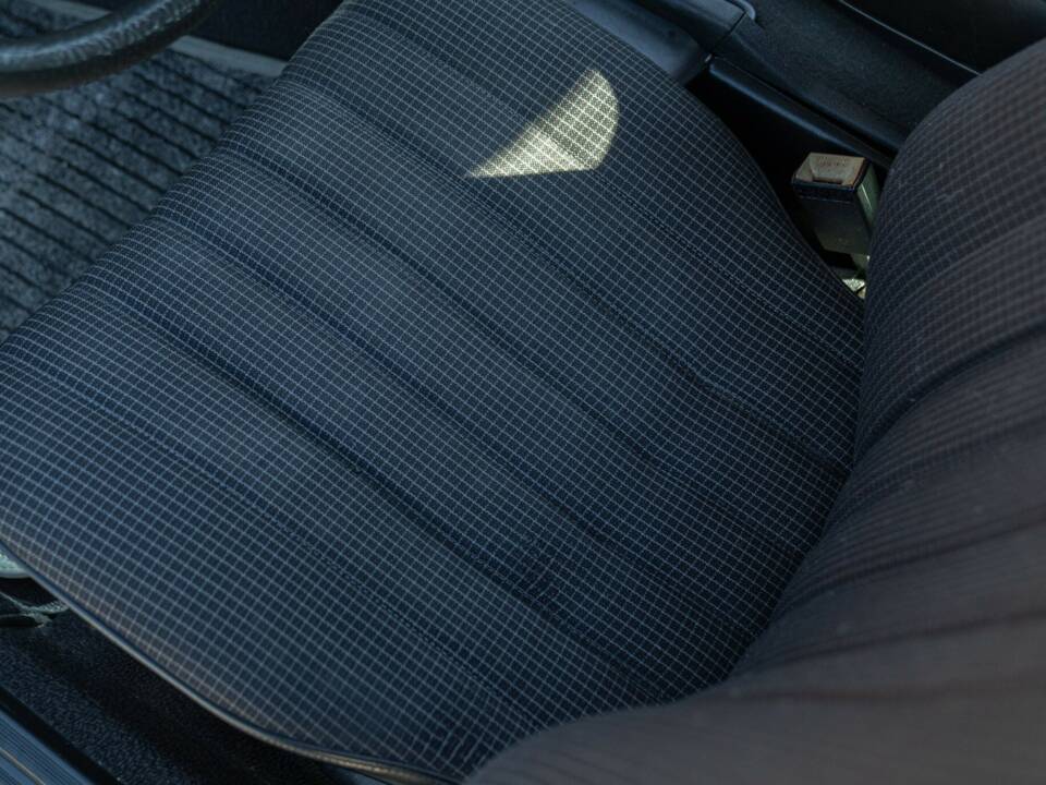 Bild 31/50 von Mercedes-Benz 190 E (1988)