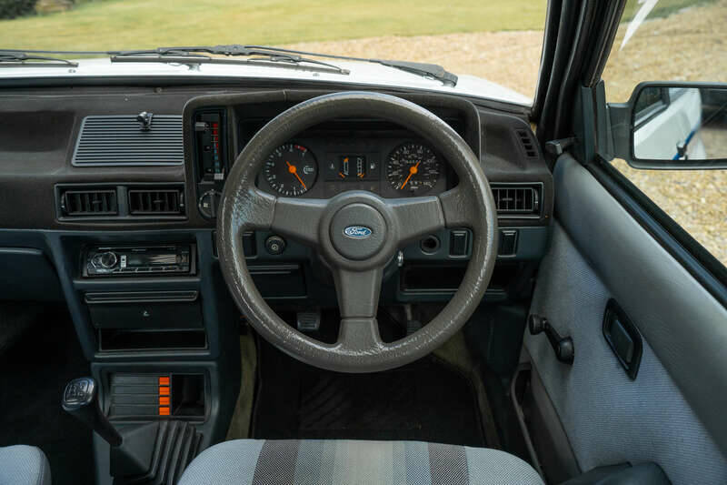 Image 45/50 of Ford Escort XR3i (1983)