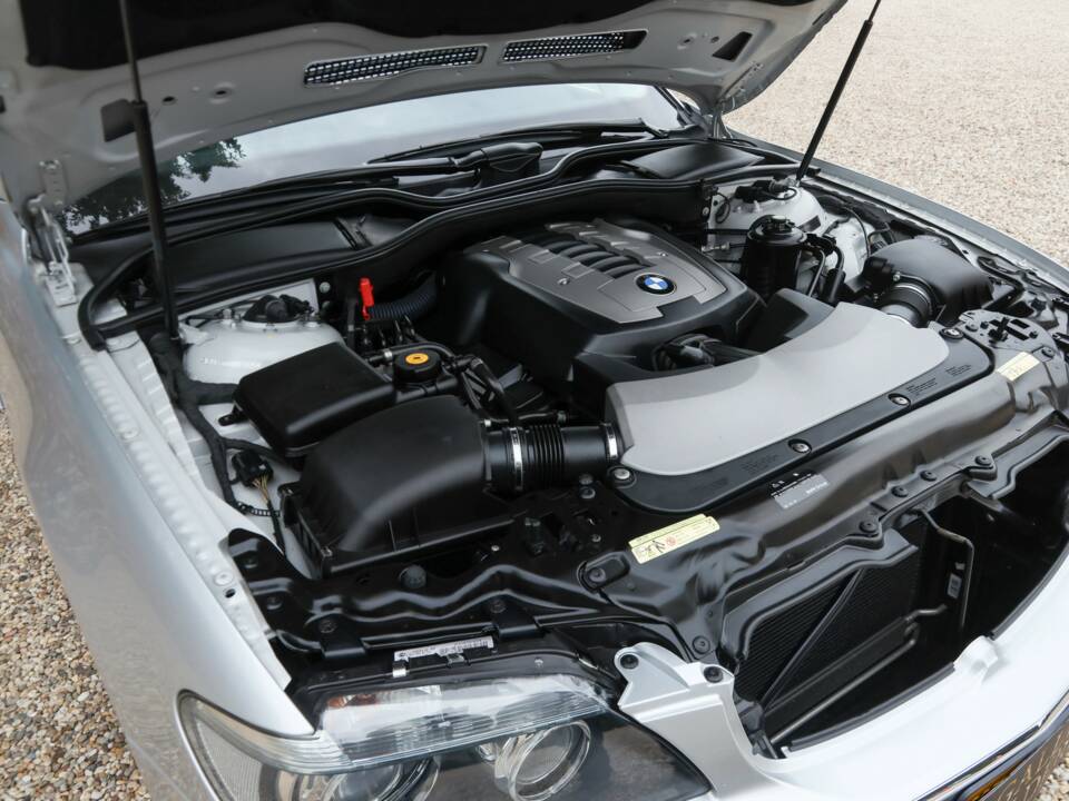Immagine 39/50 di BMW 750i (2007)