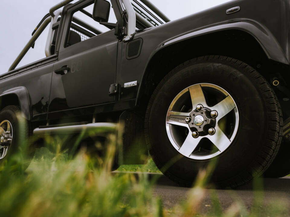 Bild 4/13 von Land Rover Defender SVX (2008)