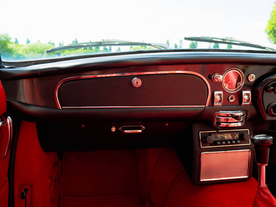 Bild 38/62 von Aston Martin DB 6 Mk II Volante (1970)