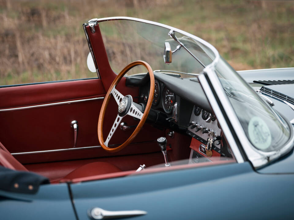 Image 2/21 of Jaguar E-Type 3.8 Flat Floor (1961)