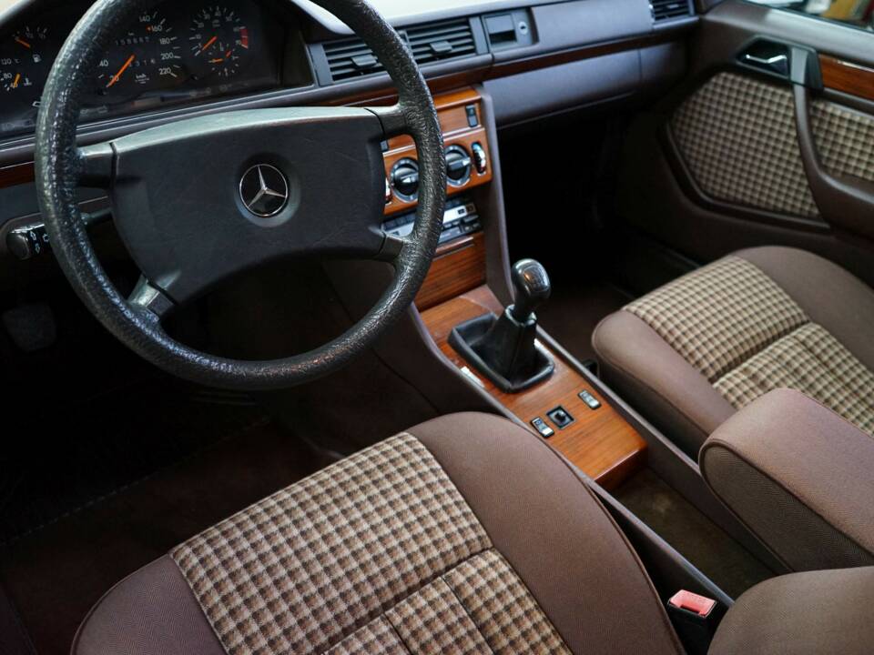Bild 27/33 von Mercedes-Benz 230 E (1990)