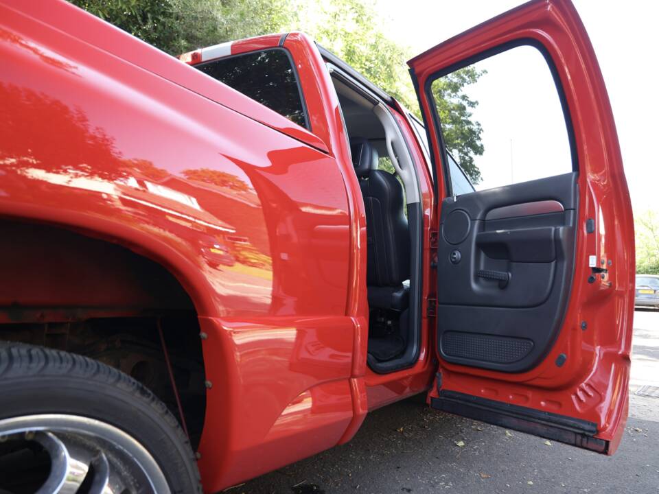 Image 44/82 of Dodge Ram SRT 10 (2005)
