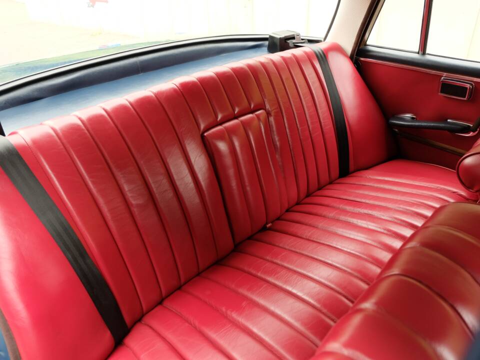Image 31/76 de Mercedes-Benz 220 S b (1963)