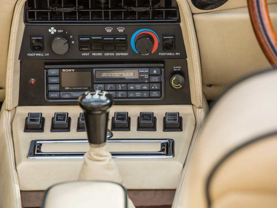 Bild 9/70 von Aston Martin V8 Vantage Volante X-Pack (1989)