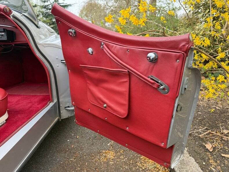 Image 33/50 of Jaguar XK 120 OTS (1953)