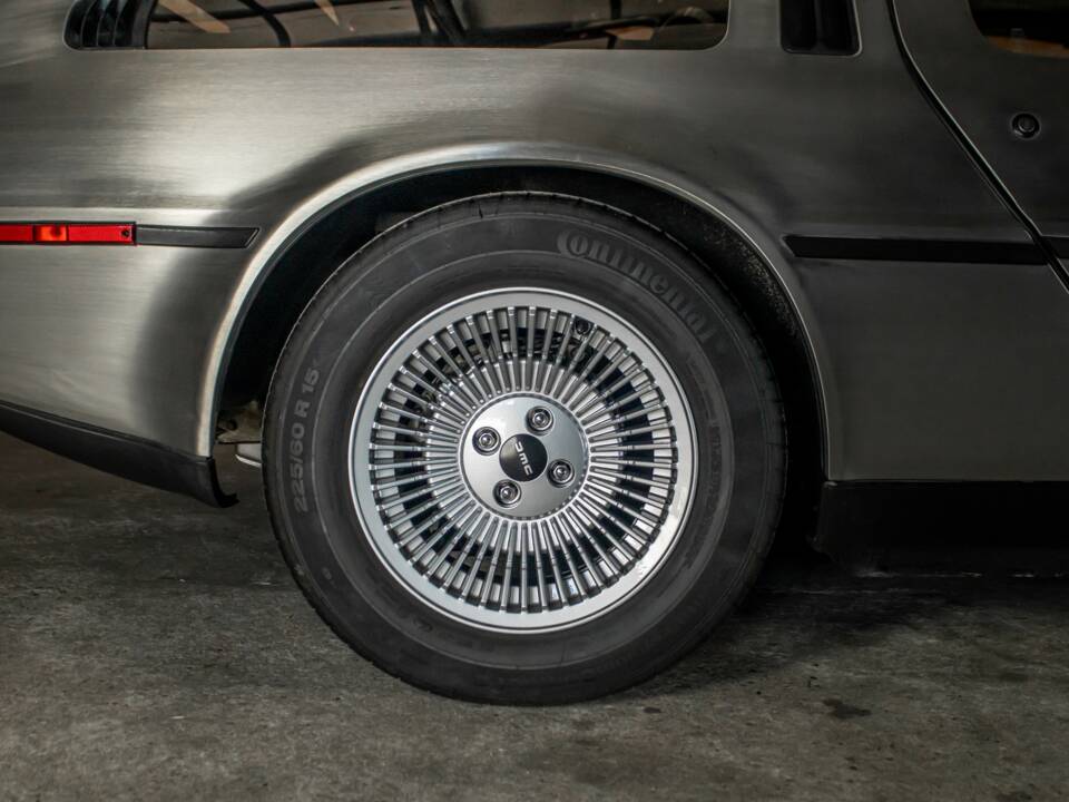 Image 19/66 of DeLorean DMC-12 (1981)