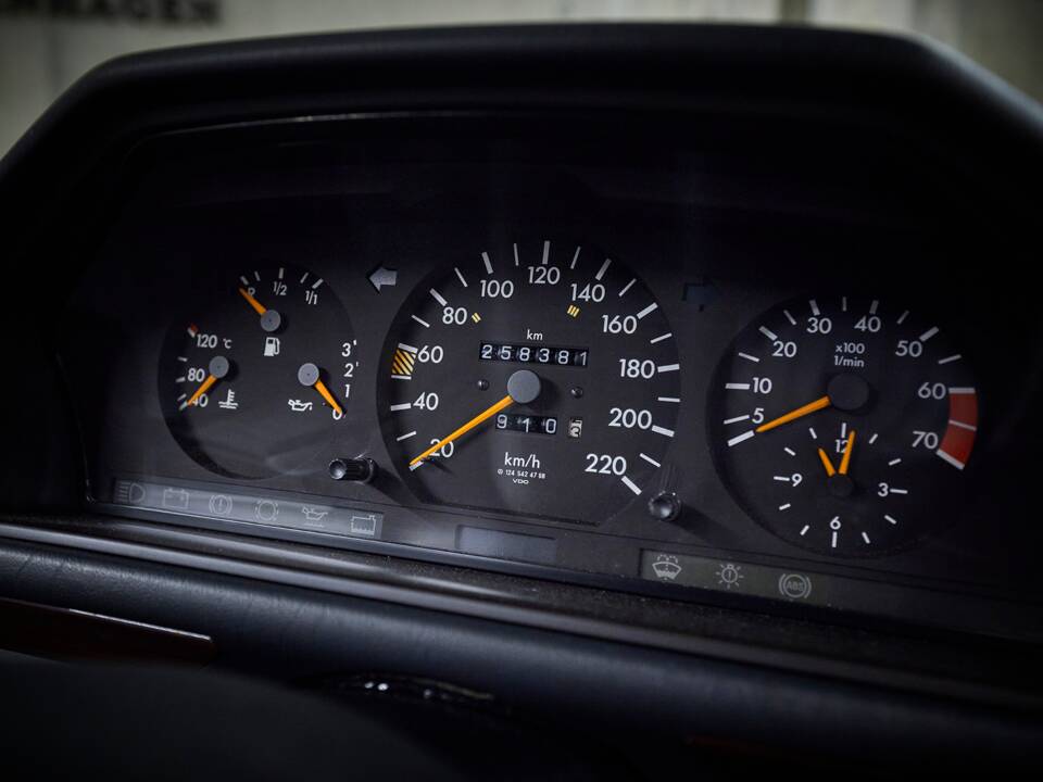 Image 95/100 of Mercedes-Benz 230 TE (1990)