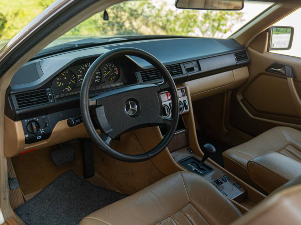 Bild 29/46 von Mercedes-Benz 300 CE (1988)