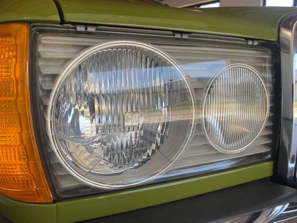 Immagine 39/91 di Mercedes-Benz 240 D (1981)