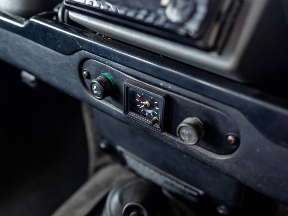 Image 32/50 of Land Rover 110 (1988)