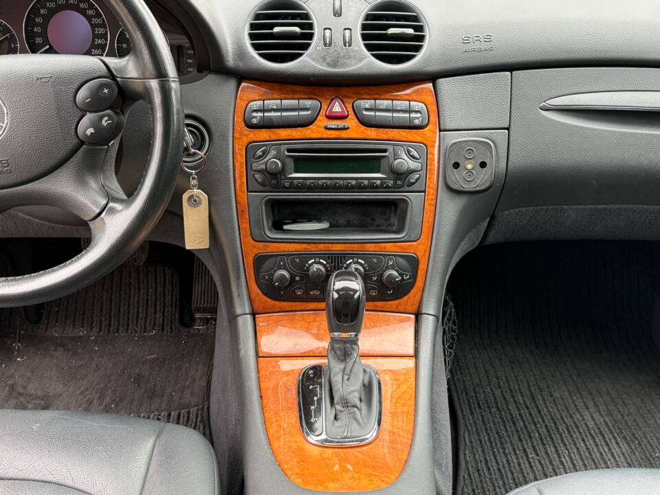Image 22/27 of Mercedes-Benz CLK 320 (2002)