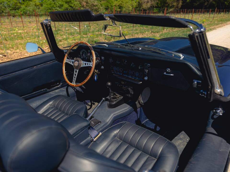 Image 36/50 de Jaguar E-Type (1969)