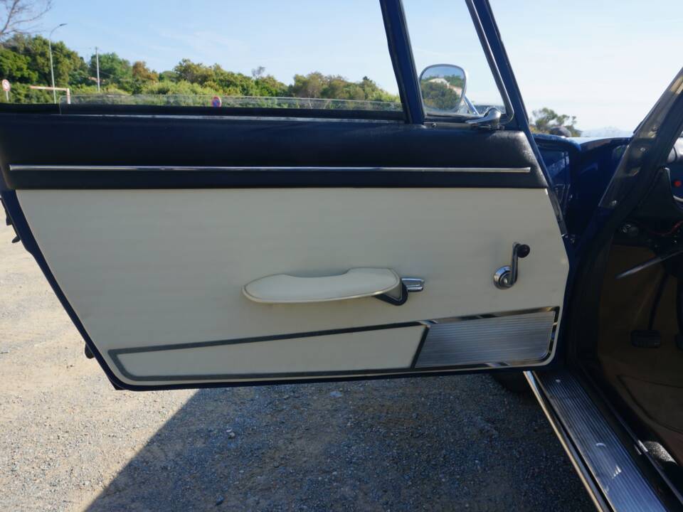 Image 25/46 of Peugeot 404 Coupé (1967)