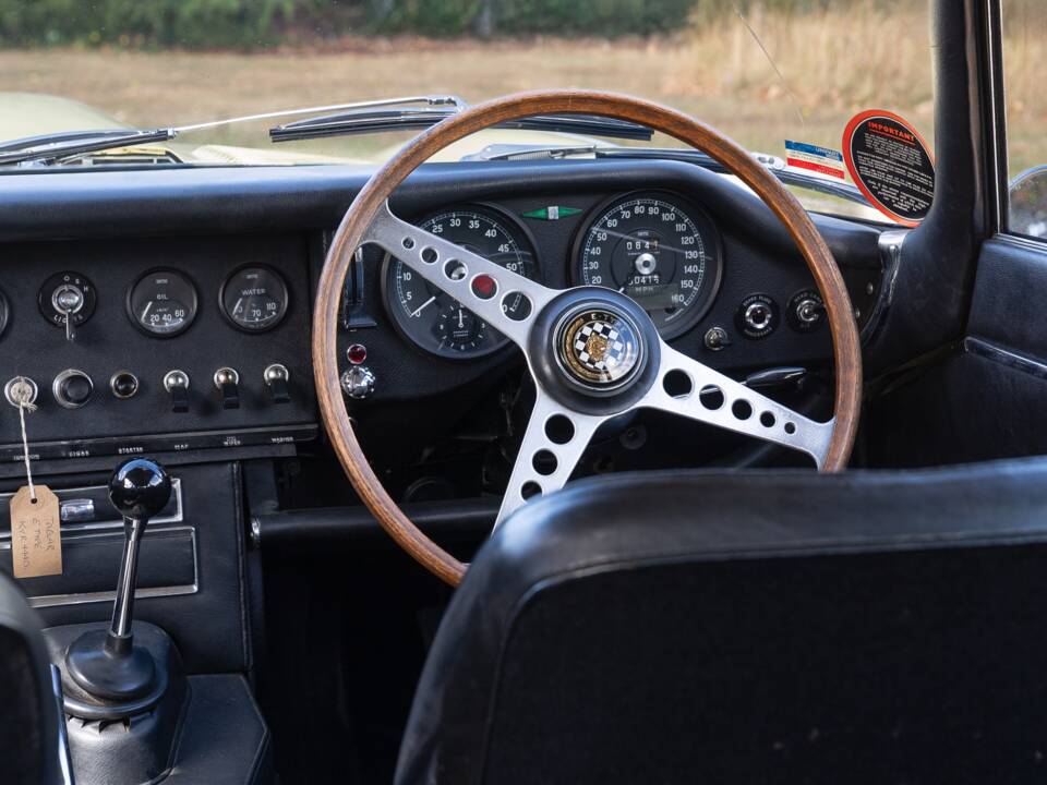 Image 23/40 de Jaguar Type E 4.2 (1966)