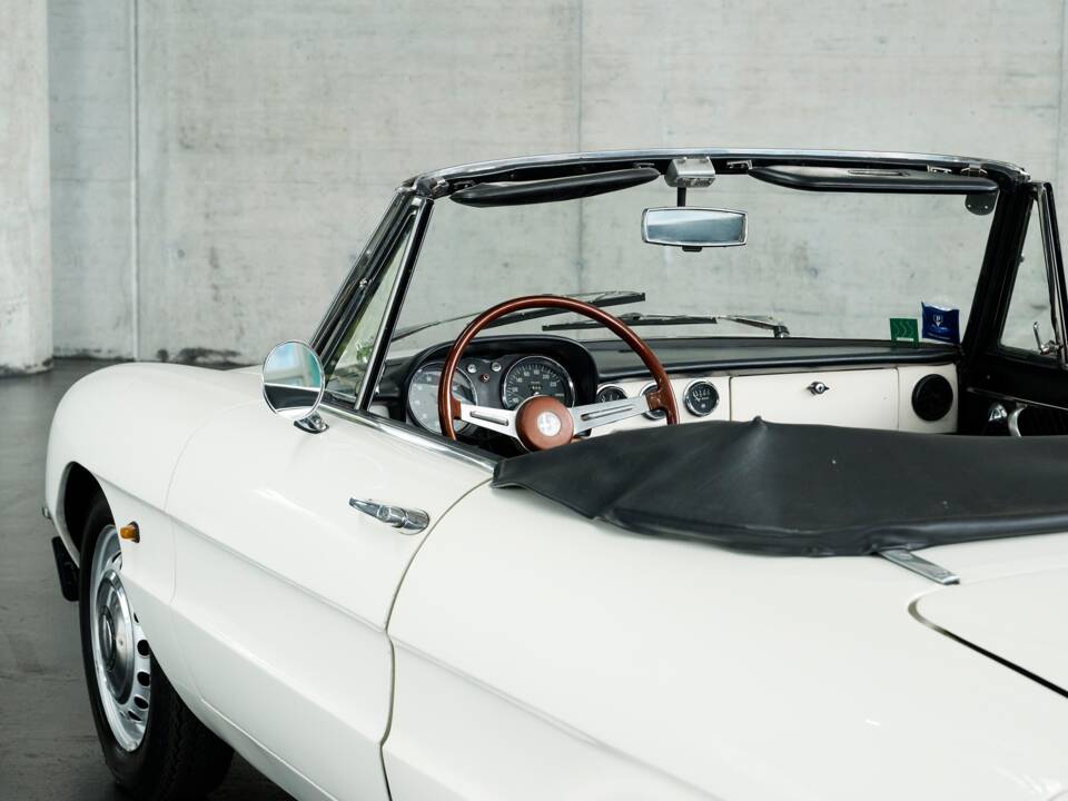 Image 9/50 of Alfa Romeo 1600 Spider Duetto (1966)