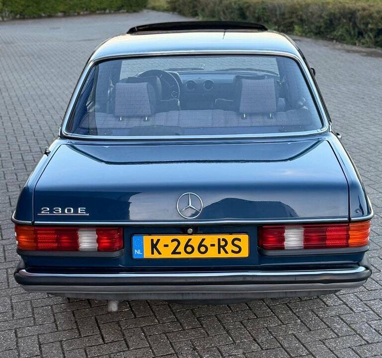 Image 5/8 of Mercedes-Benz 230 E (1984)