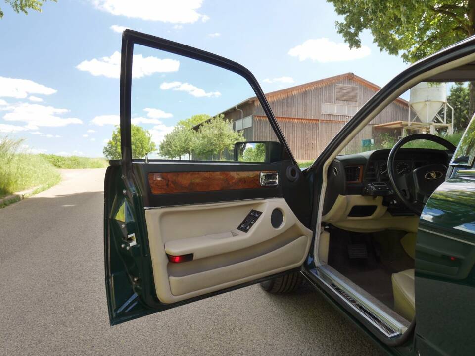 Image 19/33 of Jaguar Sovereign 3.6 (1988)