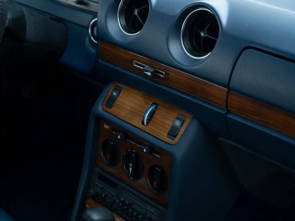 Image 34/62 of Mercedes-Benz 280 CE (1982)