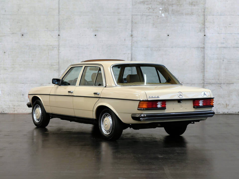 Image 2/24 of Mercedes-Benz 230 E (1982)