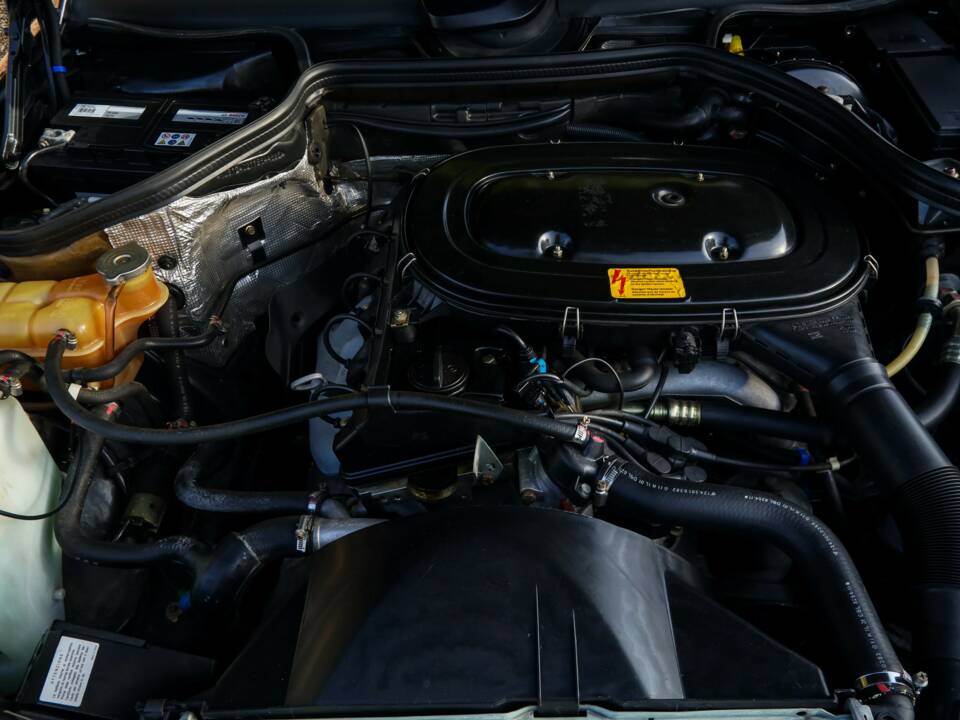 Image 27/50 of Mercedes-Benz 200 E (1992)