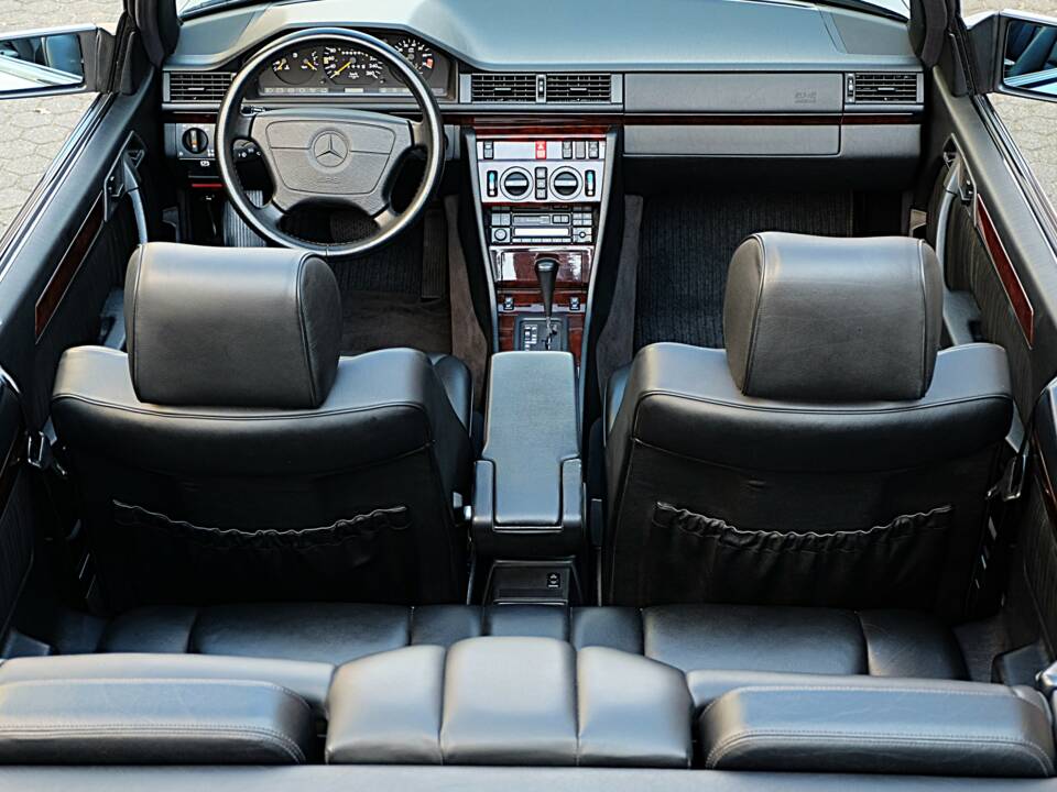 Image 43/74 of Mercedes-Benz E 320 (1997)