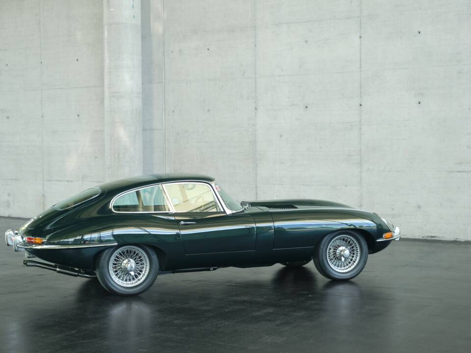 Image 37/50 de Jaguar E-Type (1970)