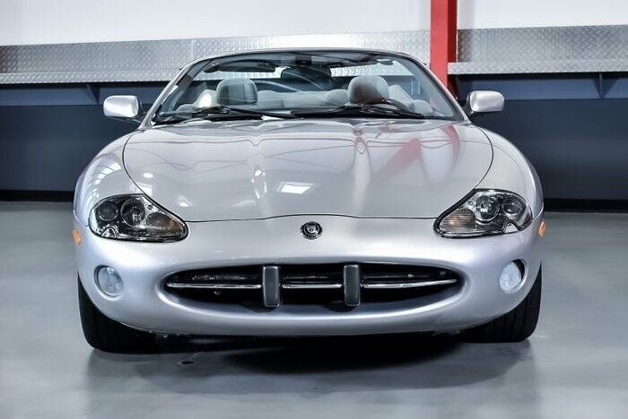 Image 3/7 de Jaguar XK8 4.2 (2003)