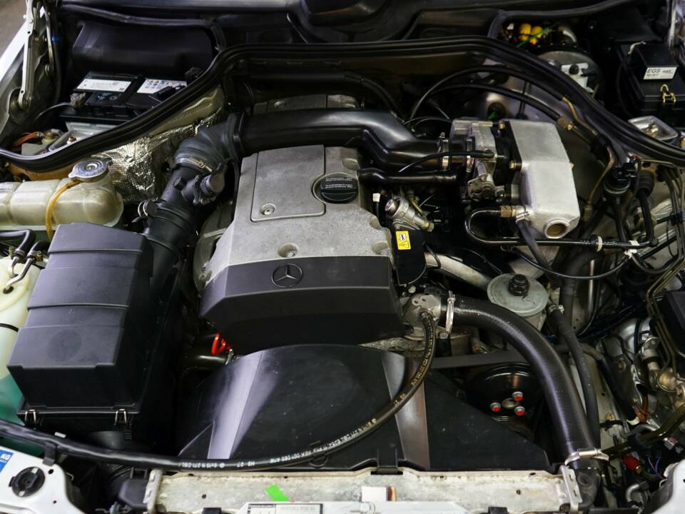 Image 30/36 de Mercedes-Benz E 220 T (1993)