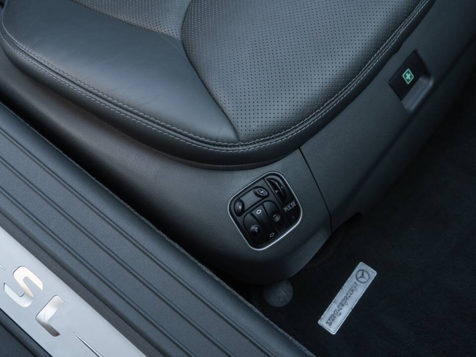 Image 44/86 de Mercedes-Benz SL 500 (2002)